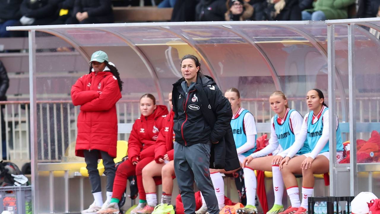 FC-Trainerin Verena Hagedorn vor der Auswechselbank.