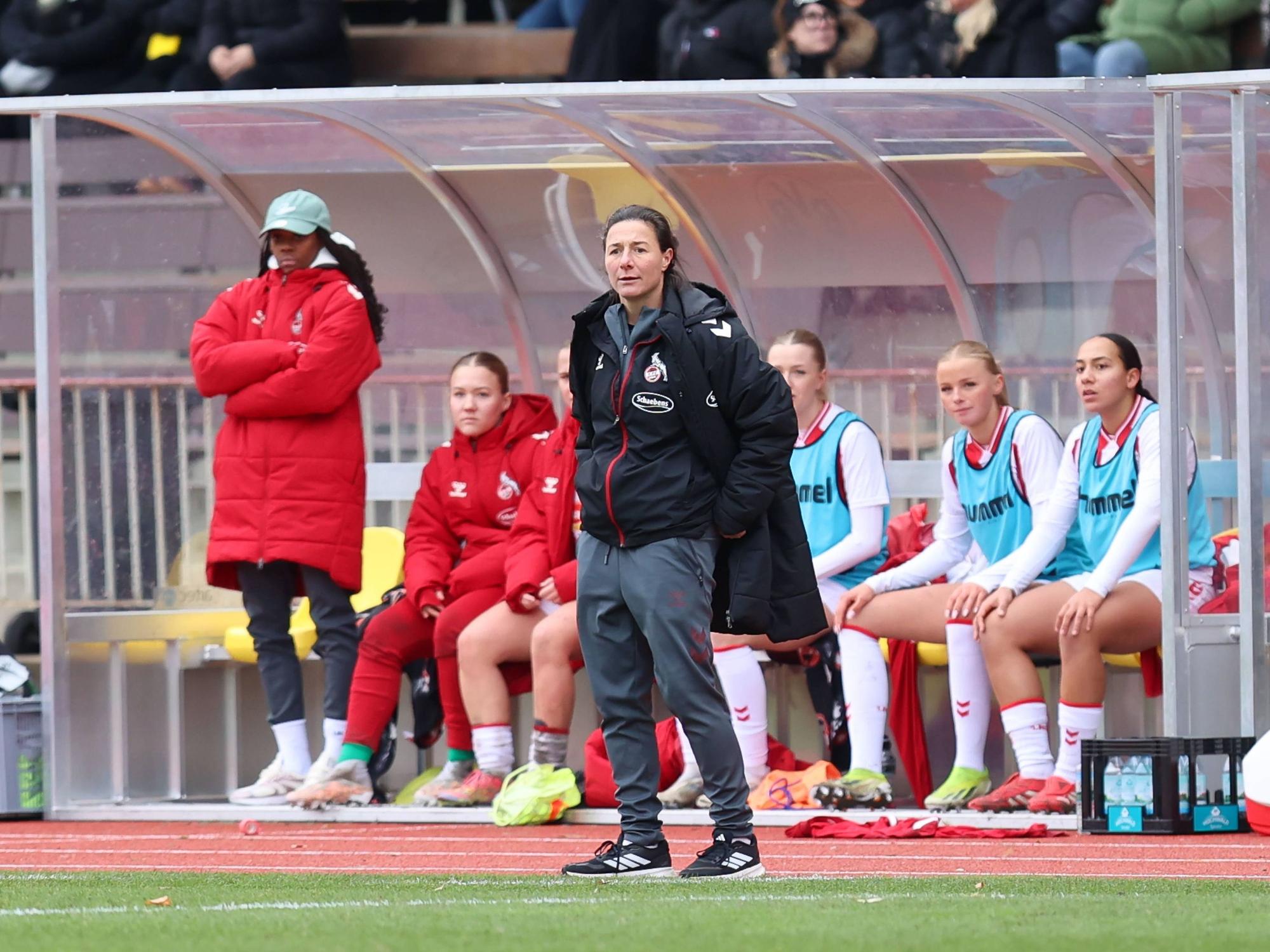 FC-Trainerin Verena Hagedorn vor der Auswechselbank.