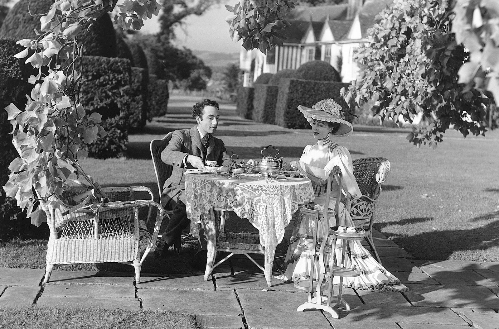 Seelenruhig sitzen Louis Mazzini (Dennis Price) und Edith D'Ascoyne (Valerie Hobson) für eine Teezeit beisammen. Edith ahnt nicht, welches Schicksal ihren Ehemann Henry bald ereilen wird. (Bild: ARTE / Beta Film)