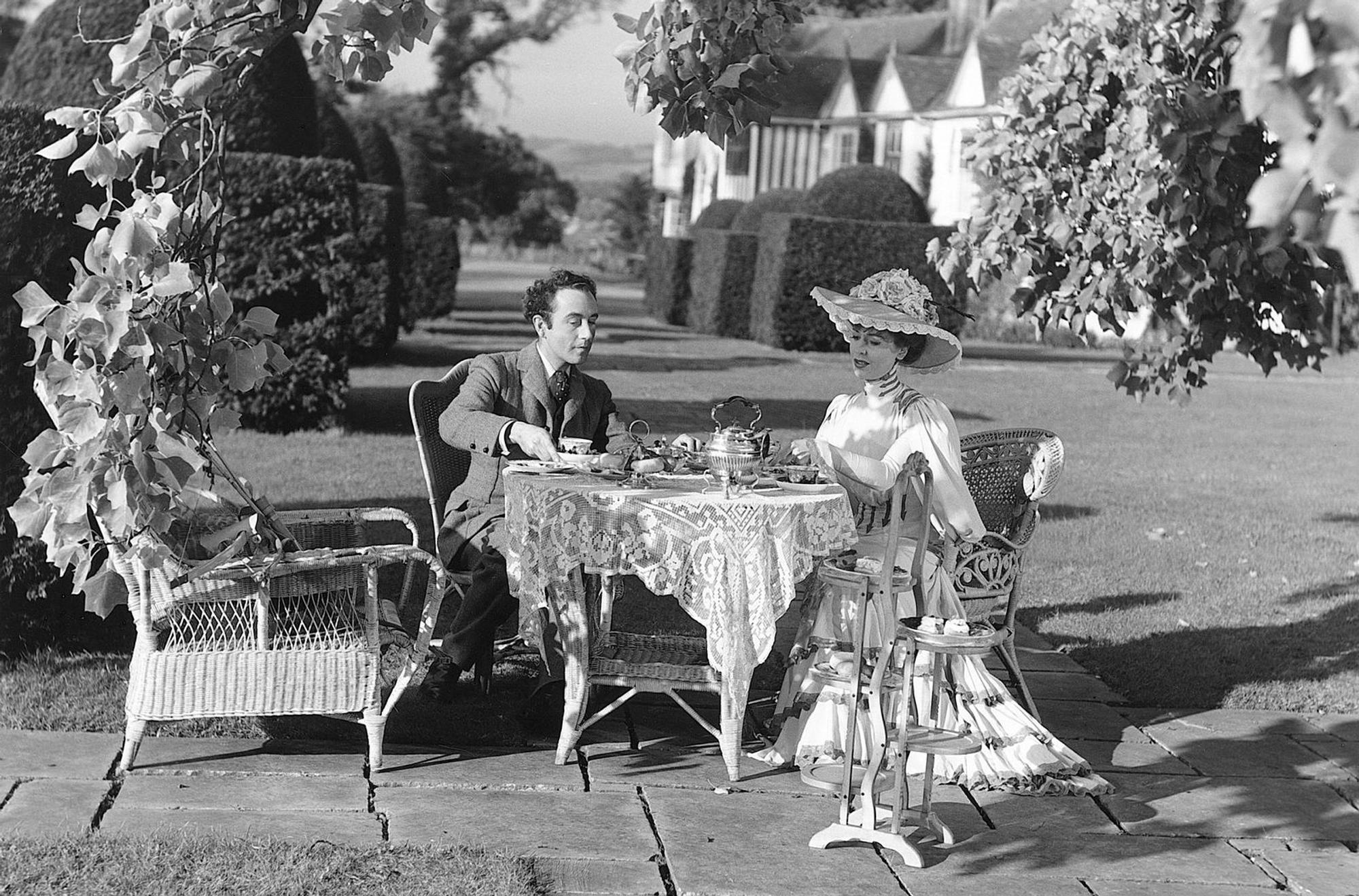 Seelenruhig sitzen Louis Mazzini (Dennis Price) und Edith D'Ascoyne (Valerie Hobson) für eine Teezeit beisammen. Edith ahnt nicht, welches Schicksal ihren Ehemann Henry bald ereilen wird. (Bild: ARTE / Beta Film)