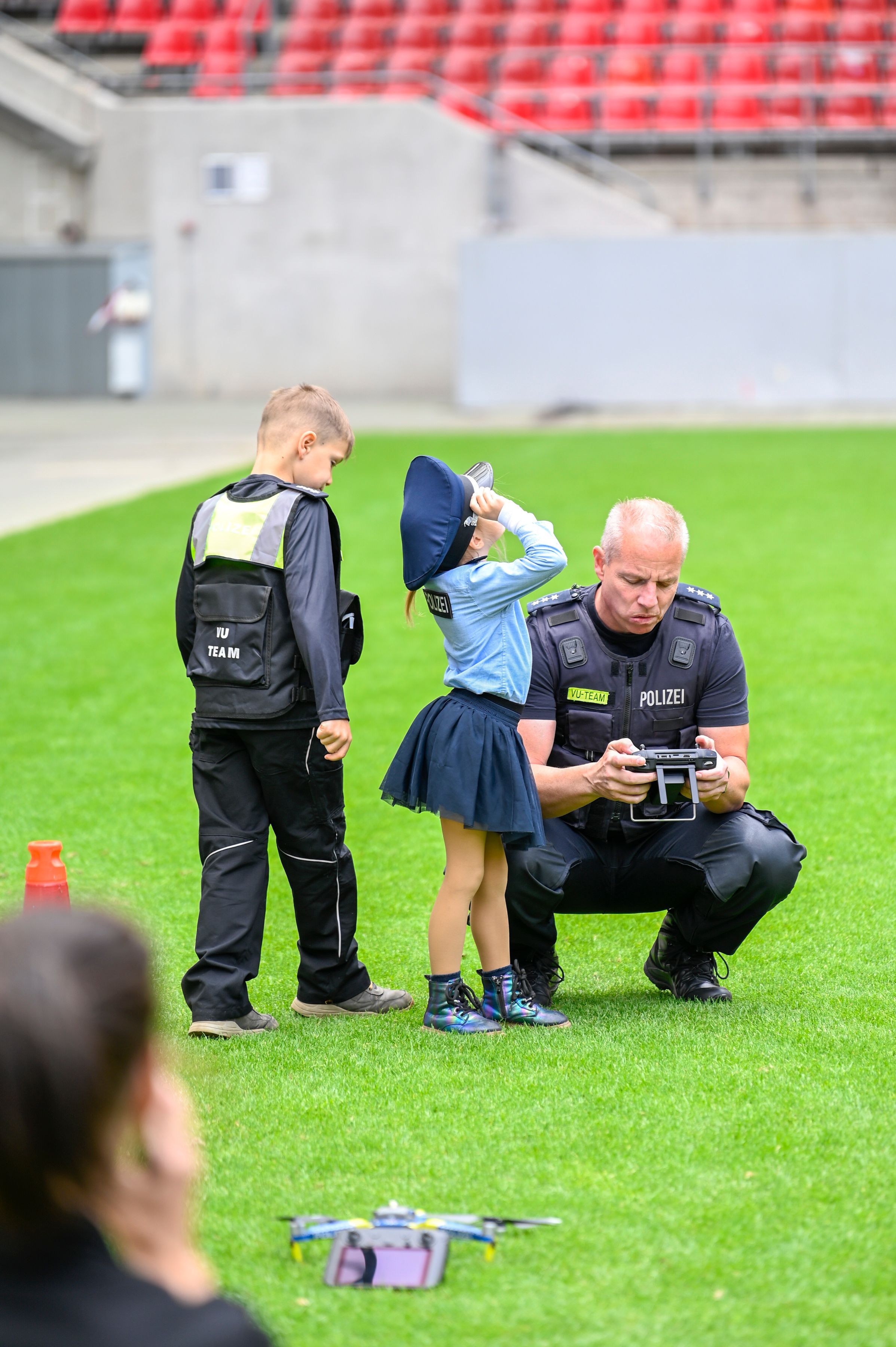 Der Colonia Kochkunstverein lud Einsatzkräfte von Polizei und Feuerwehr zu einem großen Grillfest im Stadion ein.