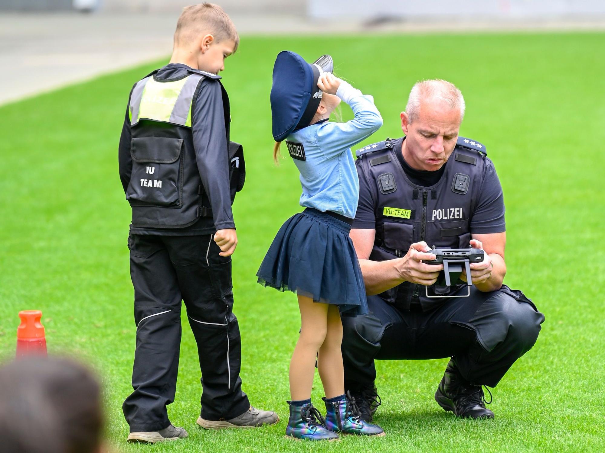 Der Colonia Kochkunstverein lud Einsatzkräfte von Polizei und Feuerwehr zu einem großen Grillfest im Stadion ein.