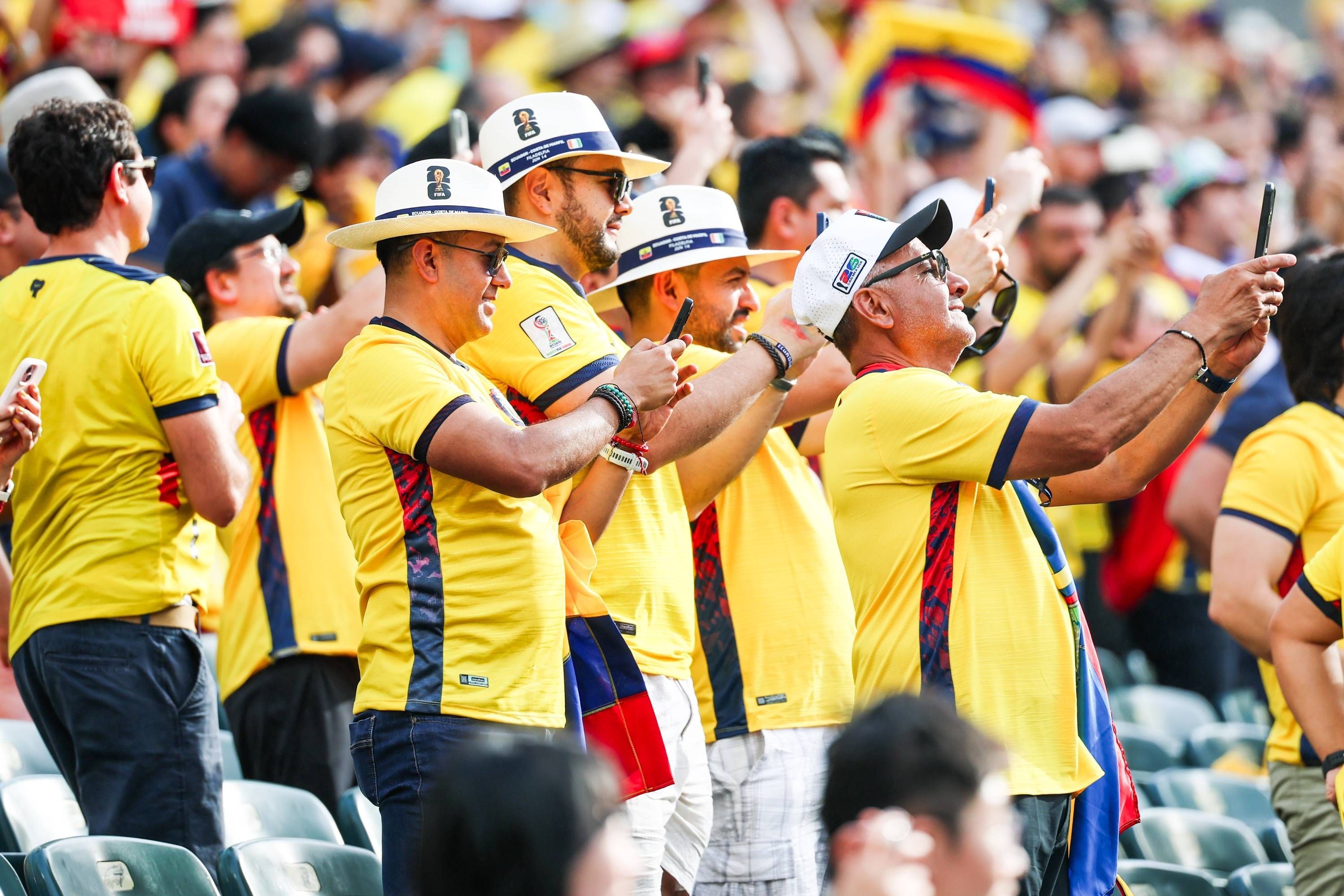 Ecuador-Fans machen Fotos mit ihren Handys.