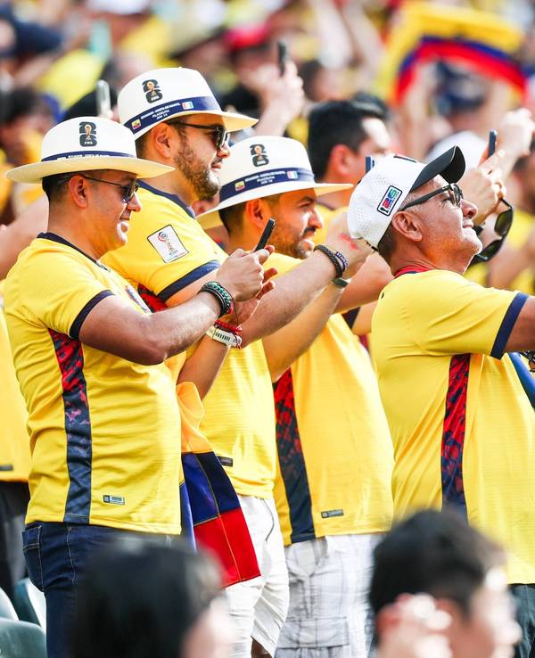 Ecuador-Fans machen Fotos mit ihren Handys.