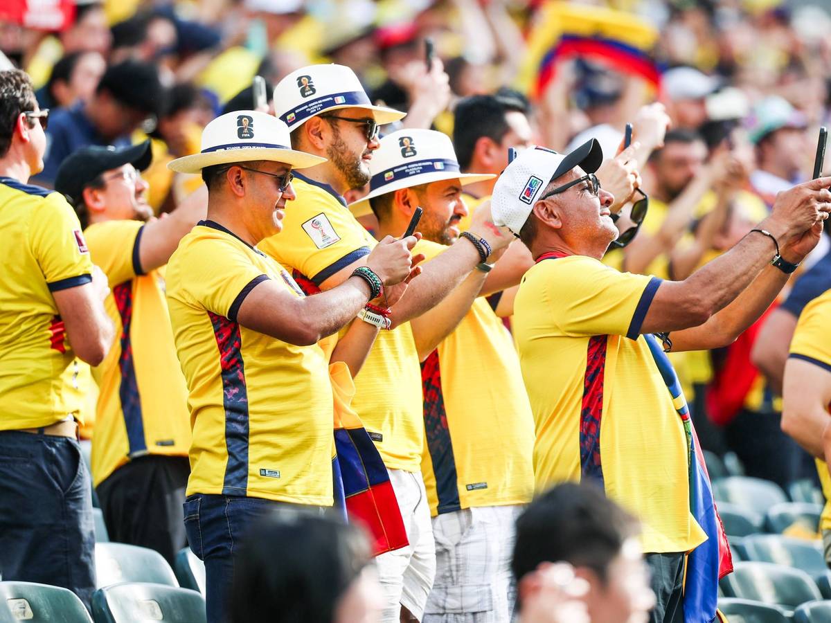 Ecuador-Fans machen Fotos mit ihren Handys.