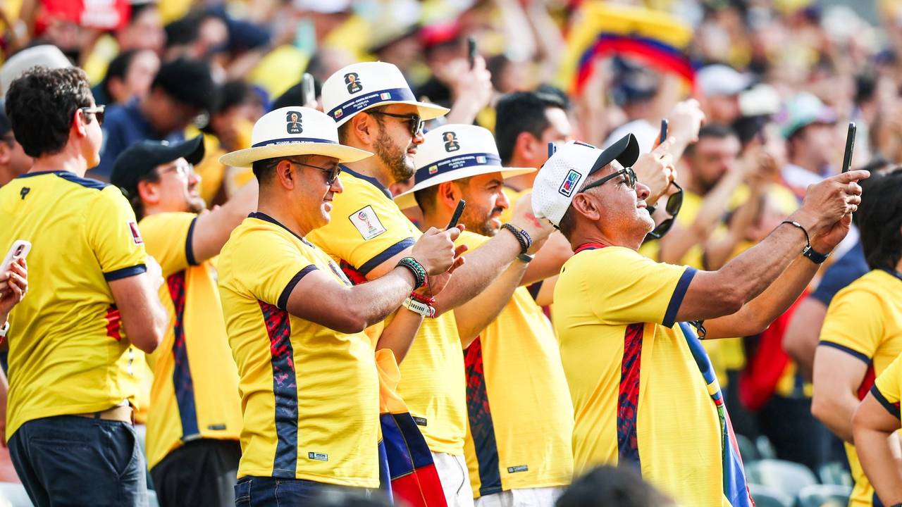 Ecuador-Fans machen Fotos mit ihren Handys.