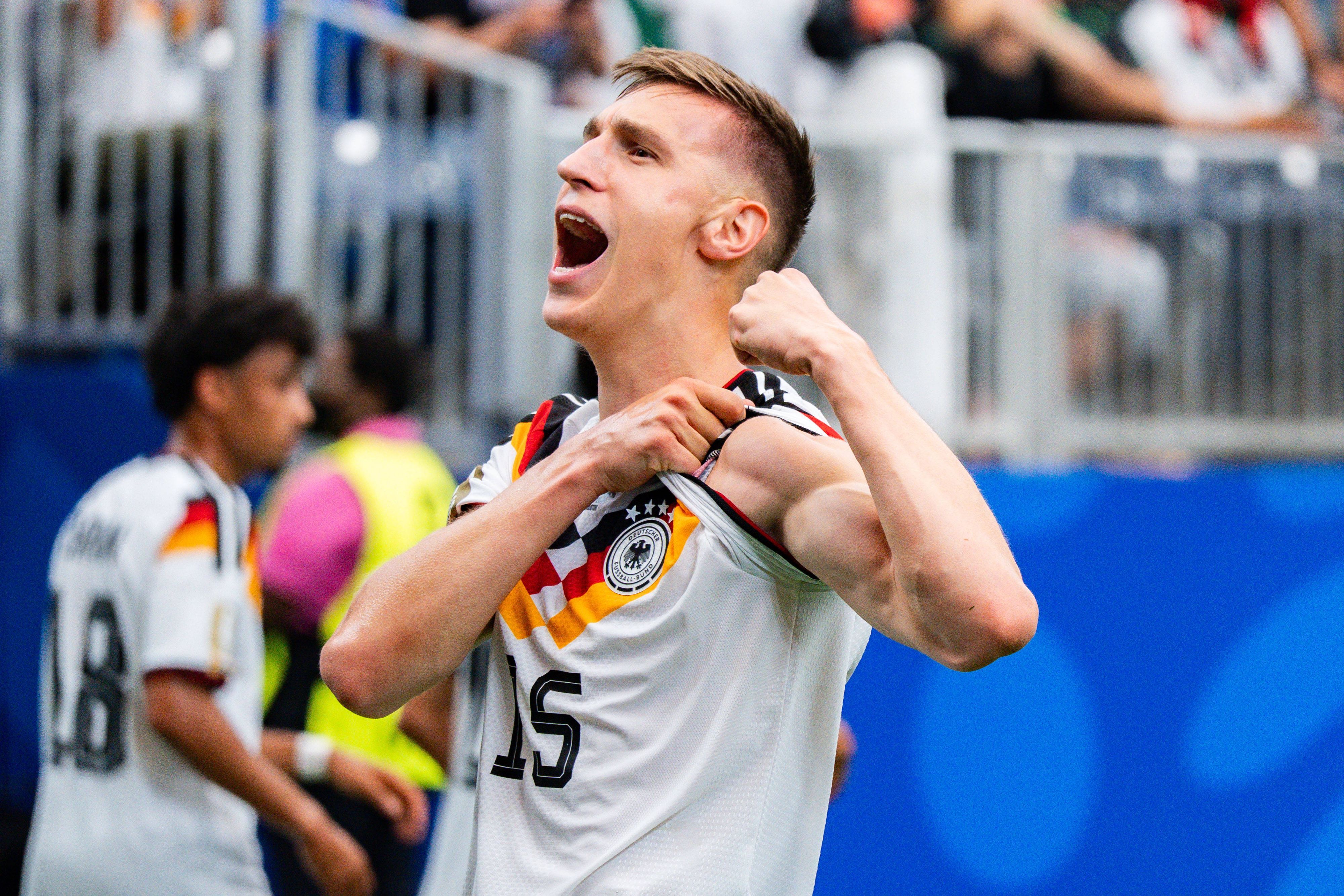 Nico Schlotterbeck jubelt über sein Tor.