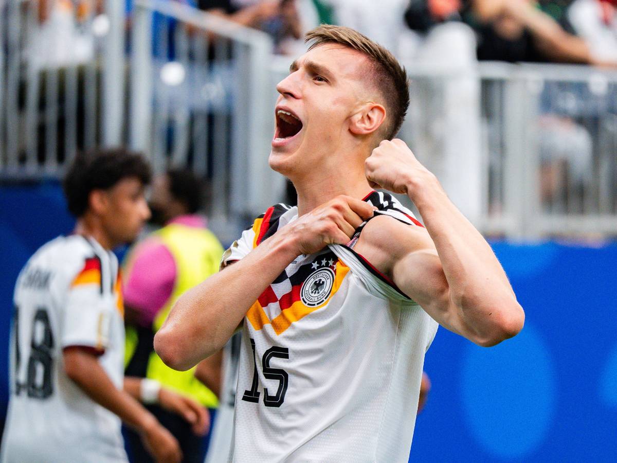 Nico Schlotterbeck jubelt über sein Tor.