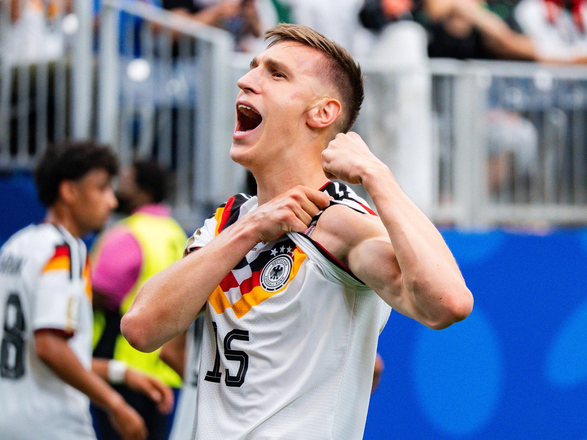 Nico Schlotterbeck jubelt über sein Tor.