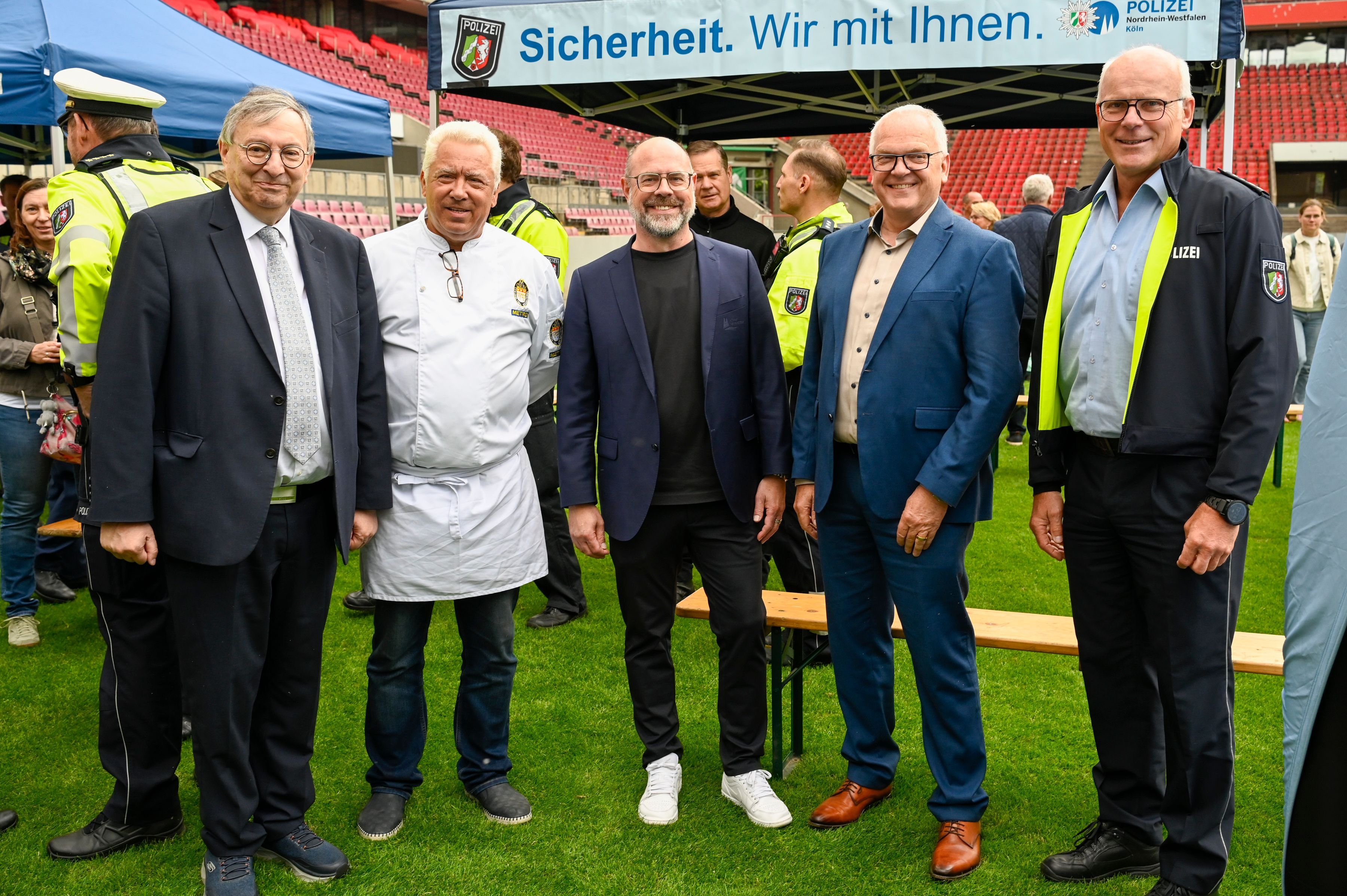 Grillfest für Einsatzkräfte von Polizei und Feuerwehr im Rhein-Energie-Stadion.
