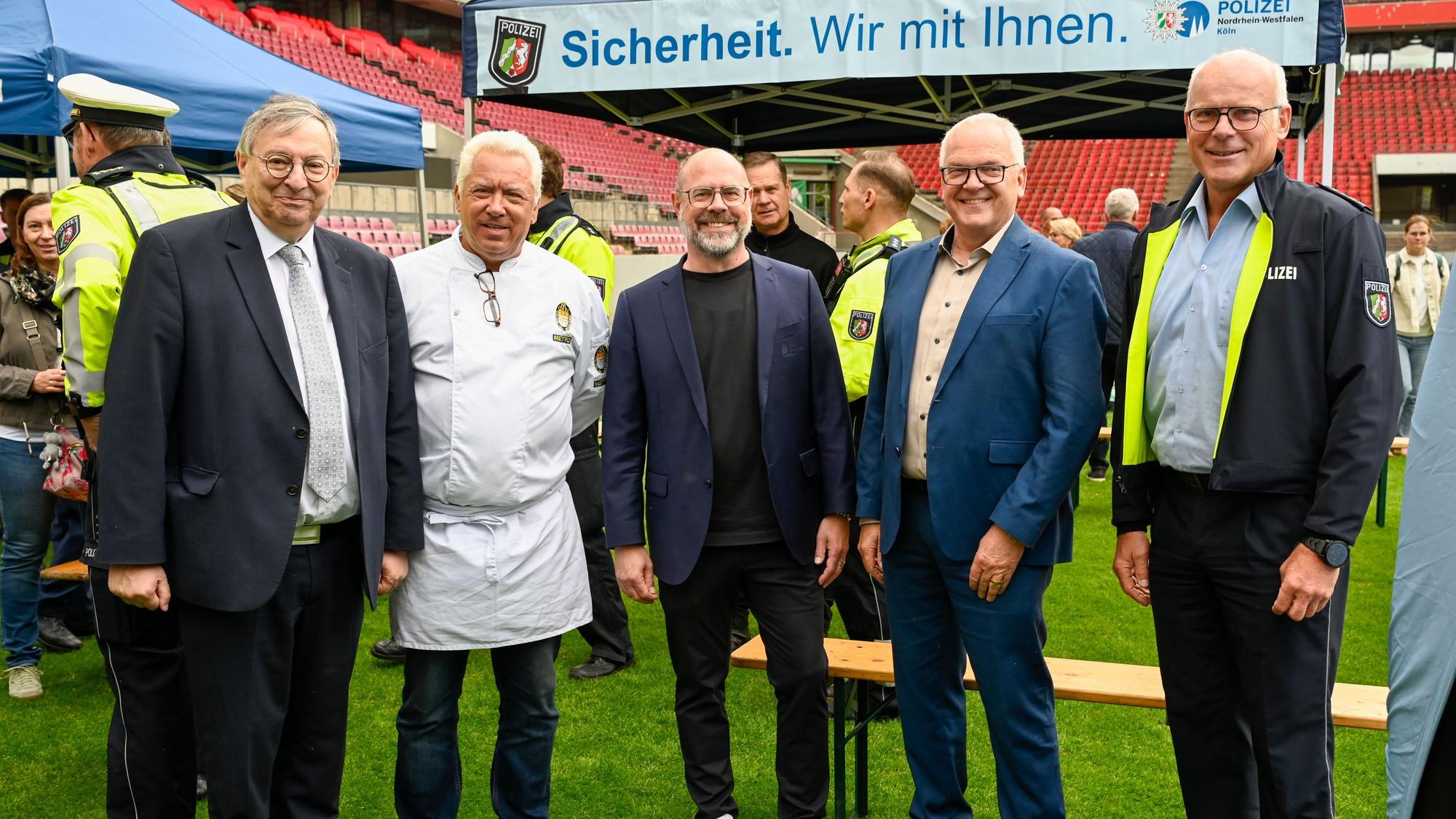 Grillfest für Einsatzkräfte von Polizei und Feuerwehr im Rhein-Energie-Stadion.