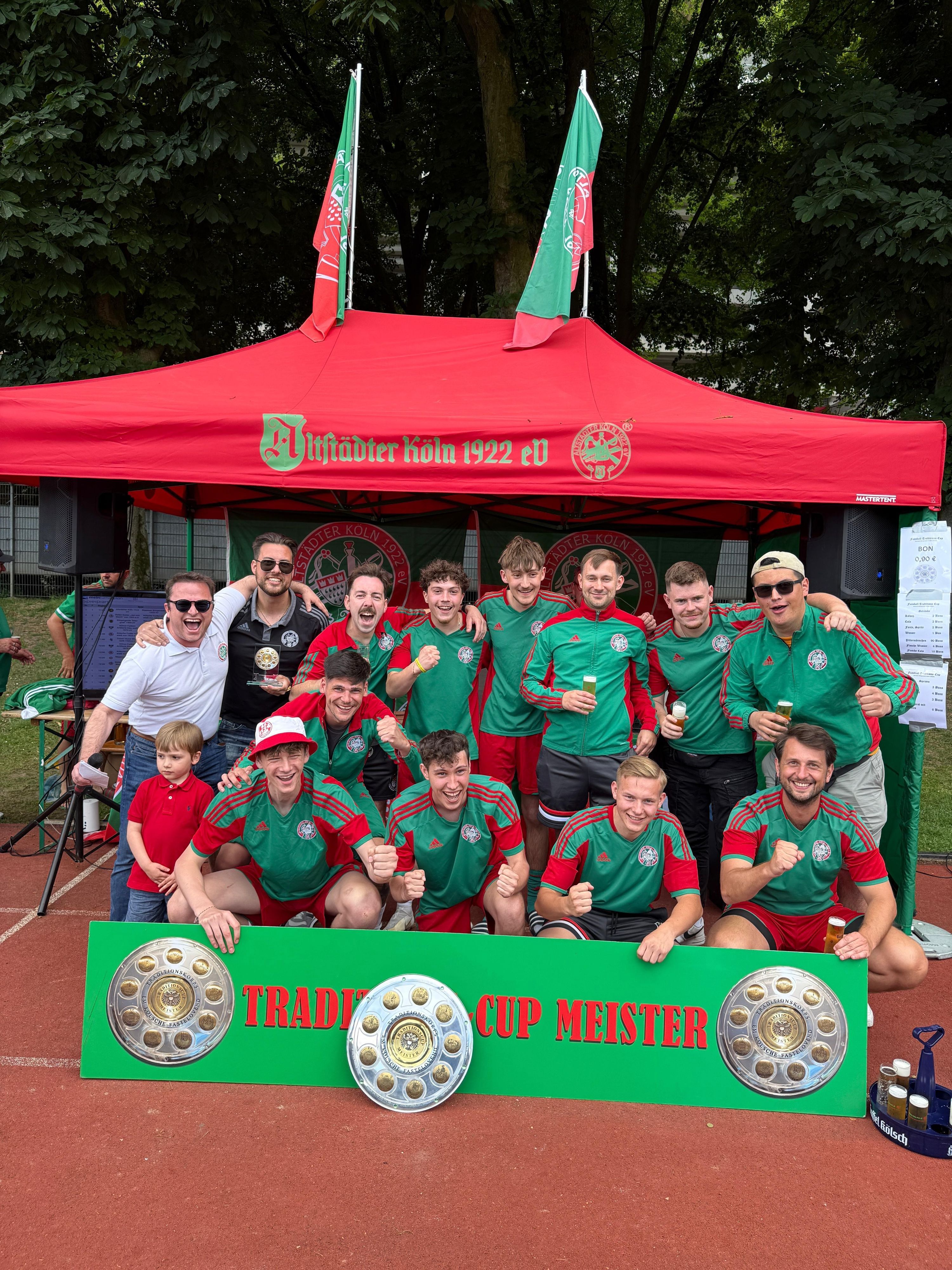 Gruppenbild der Fußballmannschaft der Altstädter mit Siegerschale.