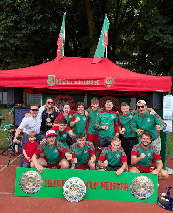 Gruppenbild der Fußballmannschaft der Altstädter mit Siegerschale.