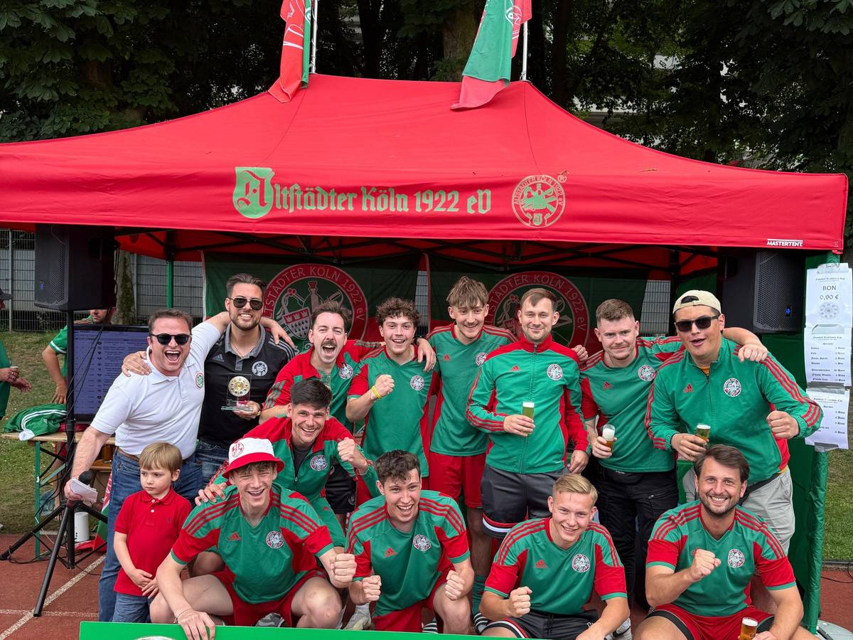 Gruppenbild der Fußballmannschaft der Altstädter mit Siegerschale.