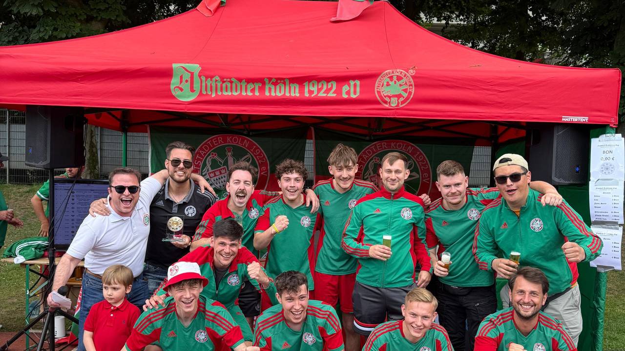Gruppenbild der Fußballmannschaft der Altstädter mit Siegerschale.