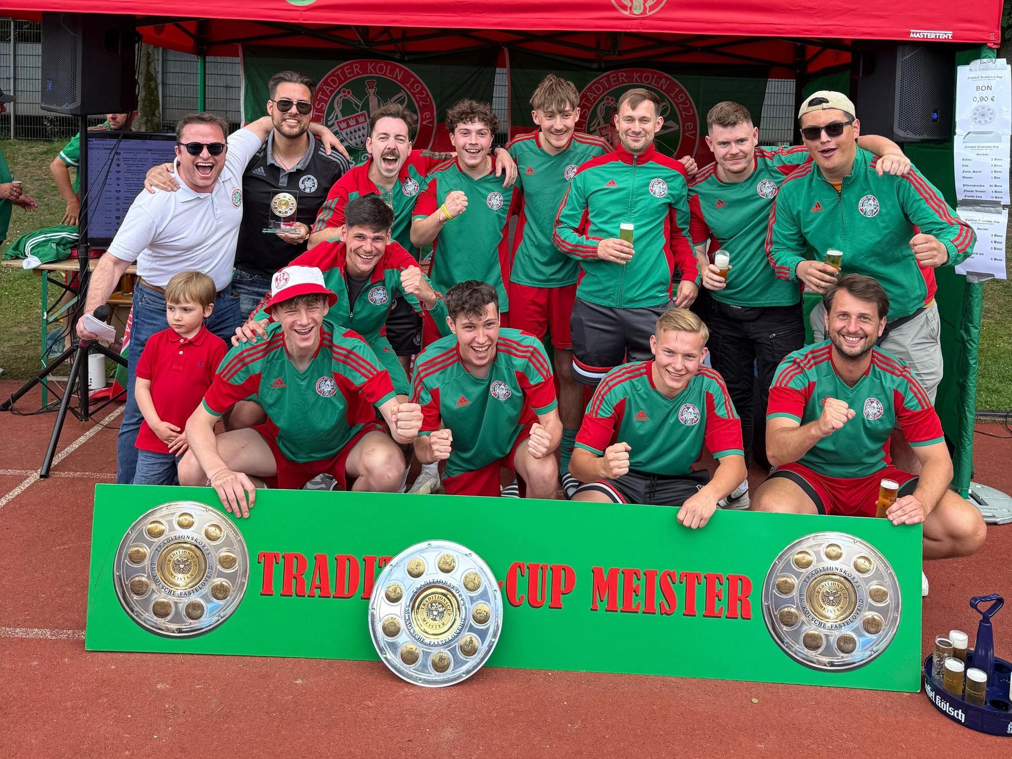 Gruppenbild der Fußballmannschaft der Altstädter mit Siegerschale.