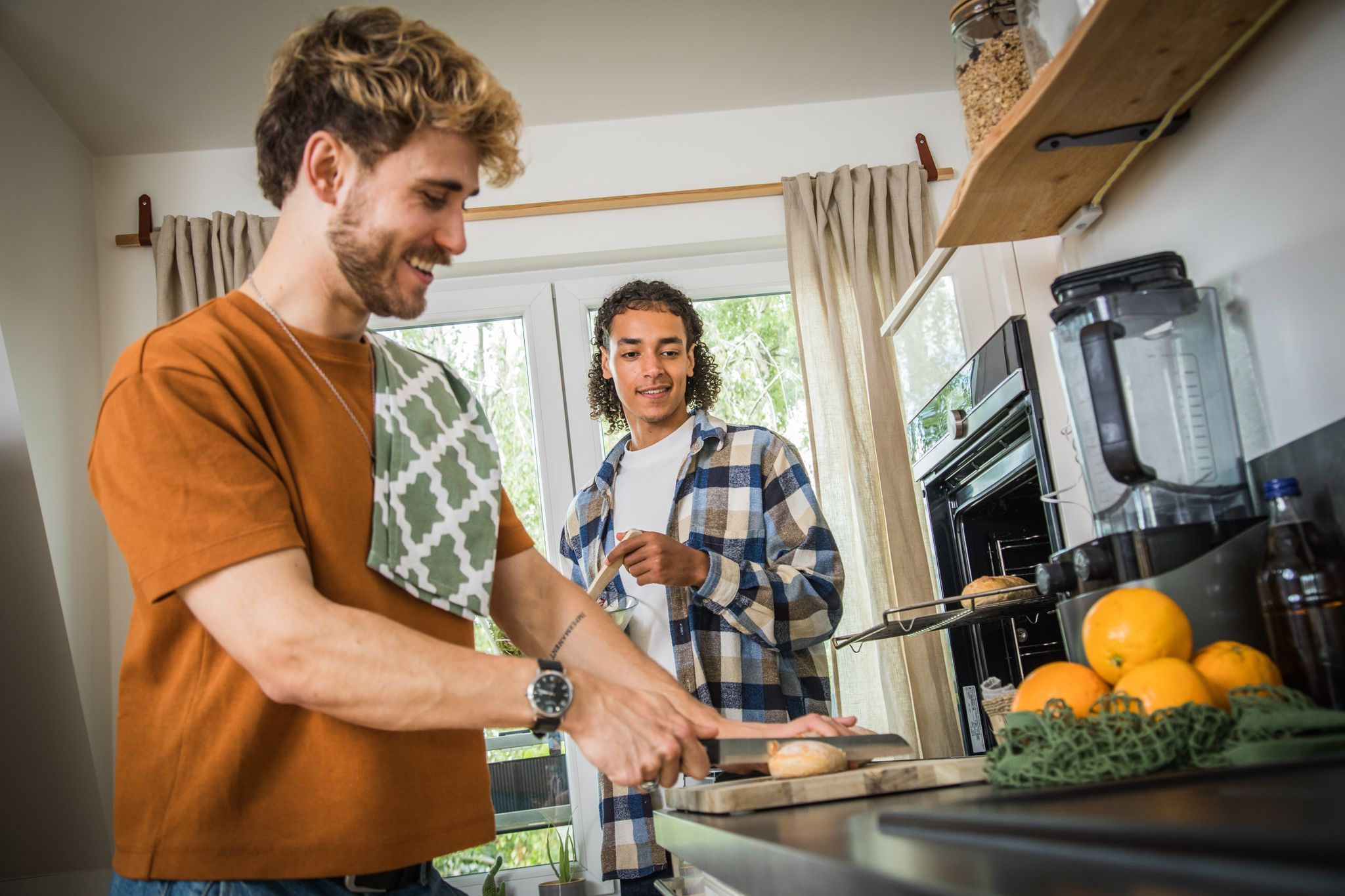 Junge Männer beim Kochen