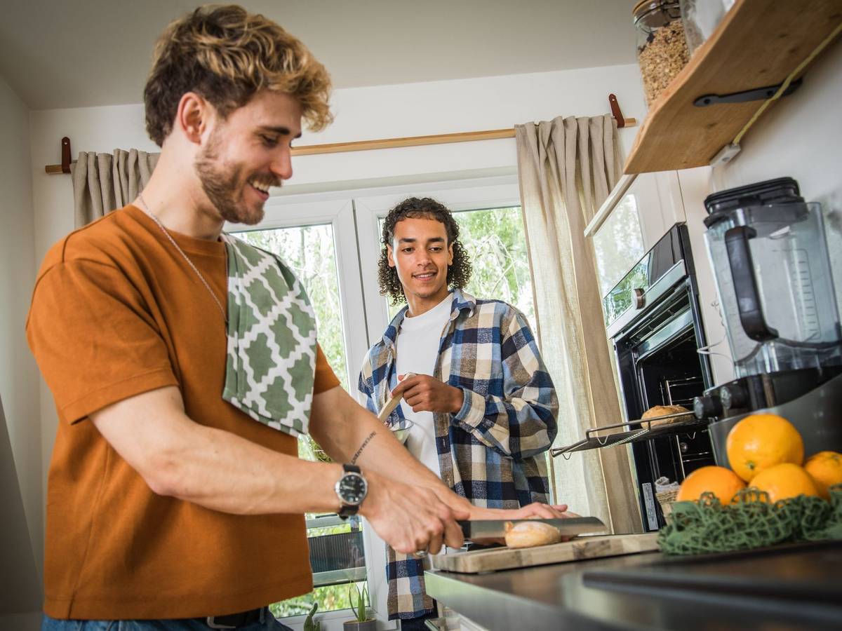 Junge Männer beim Kochen