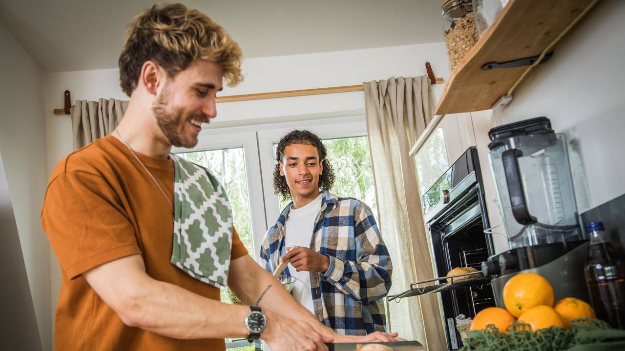Junge Männer beim Kochen