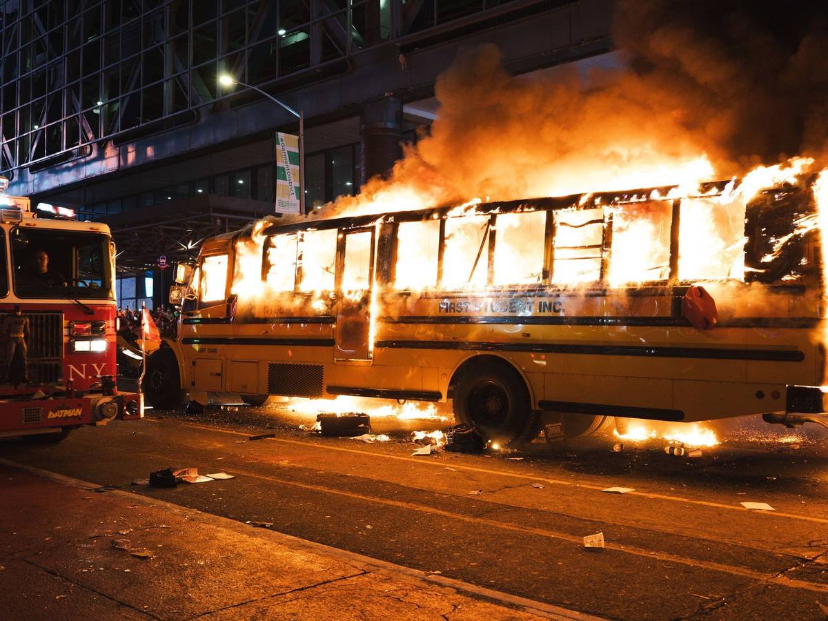 Die Feierlichkeiten in New York schlagen später in Gewalt um.