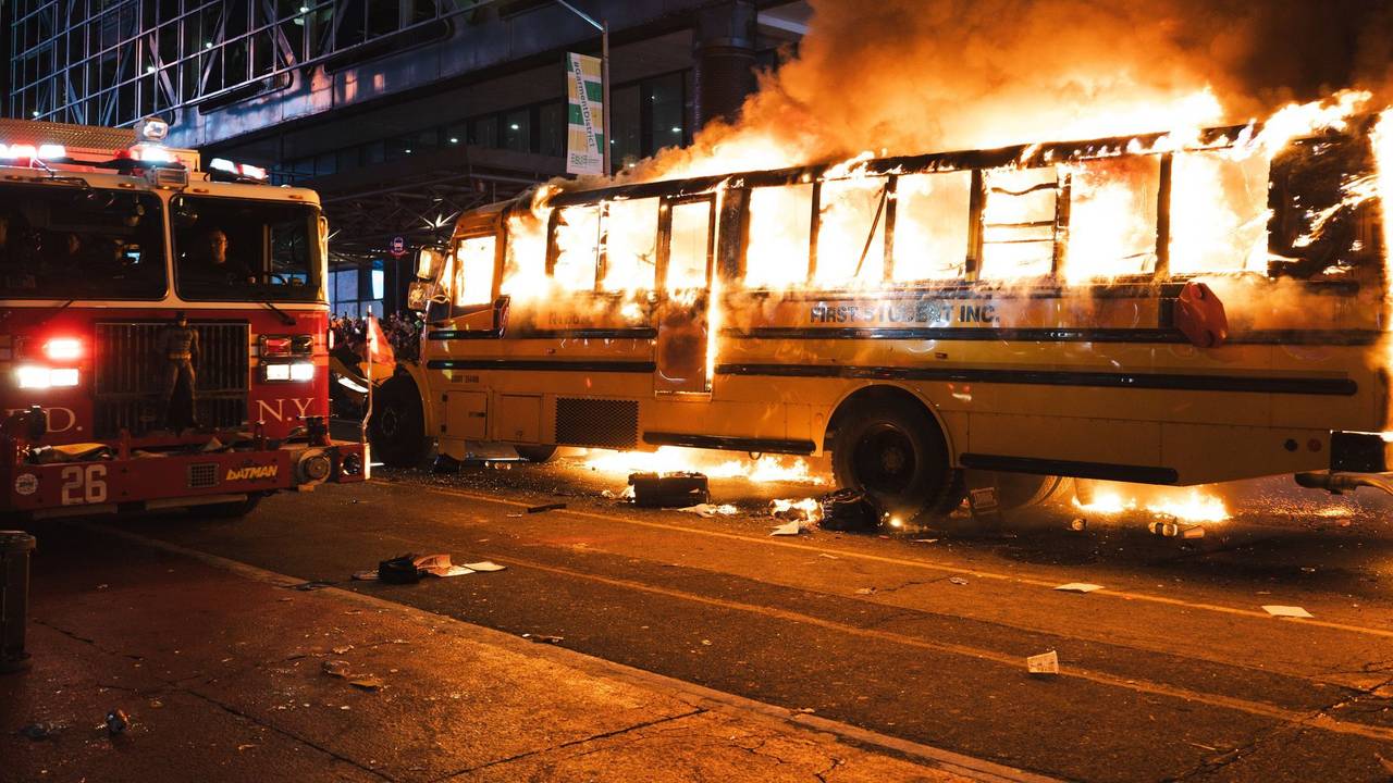 Die Feierlichkeiten in New York schlagen später in Gewalt um.