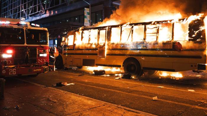 Die Feierlichkeiten in New York schlagen später in Gewalt um.