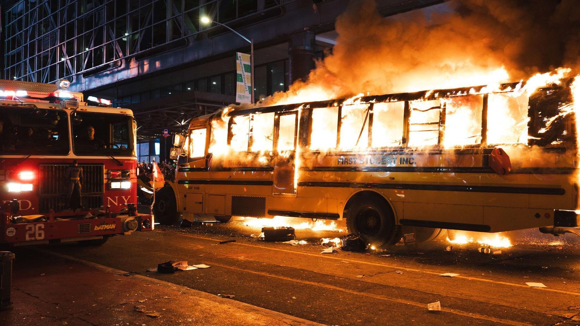 Die Feierlichkeiten in New York schlagen später in Gewalt um.