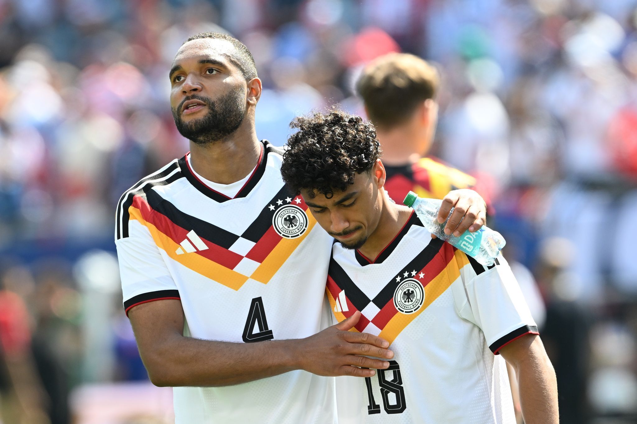 Jonathan Tah und Nathaniel Brown