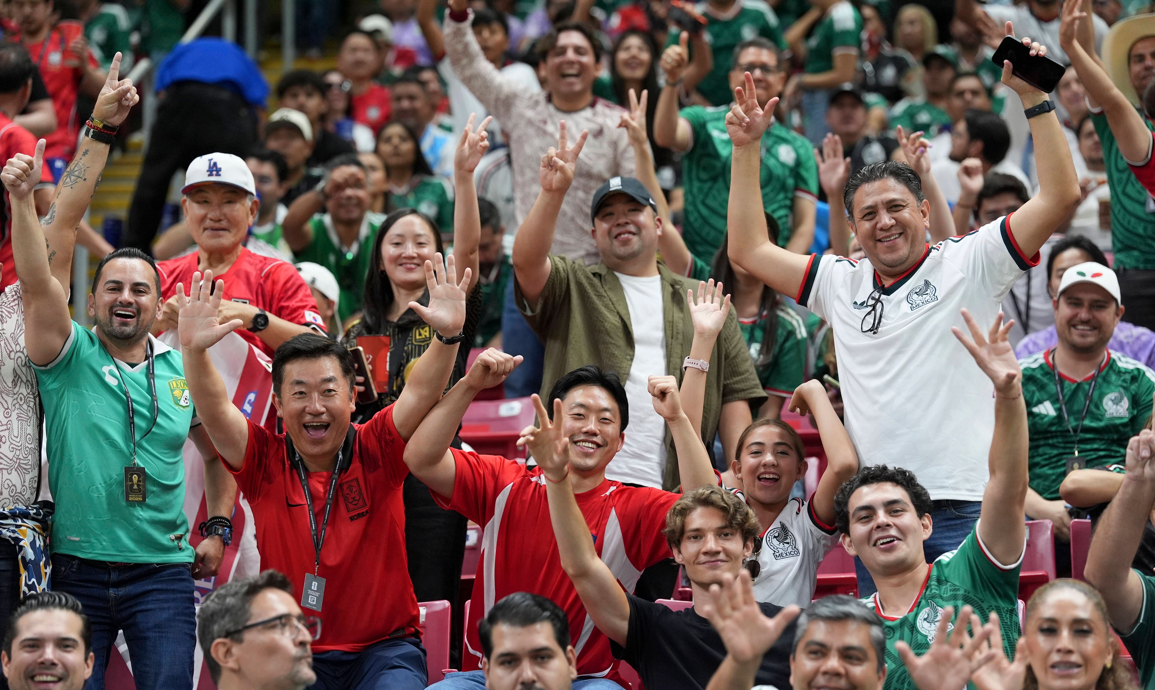 Beim WM-Spiel zwischen Südkorea und Tschechien jubeln Fans aus Korea und Mexiko gemeinsam.