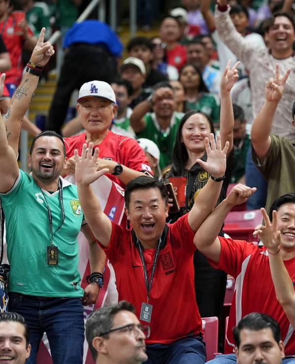 Beim WM-Spiel zwischen Südkorea und Tschechien jubeln Fans aus Korea und Mexiko gemeinsam.
