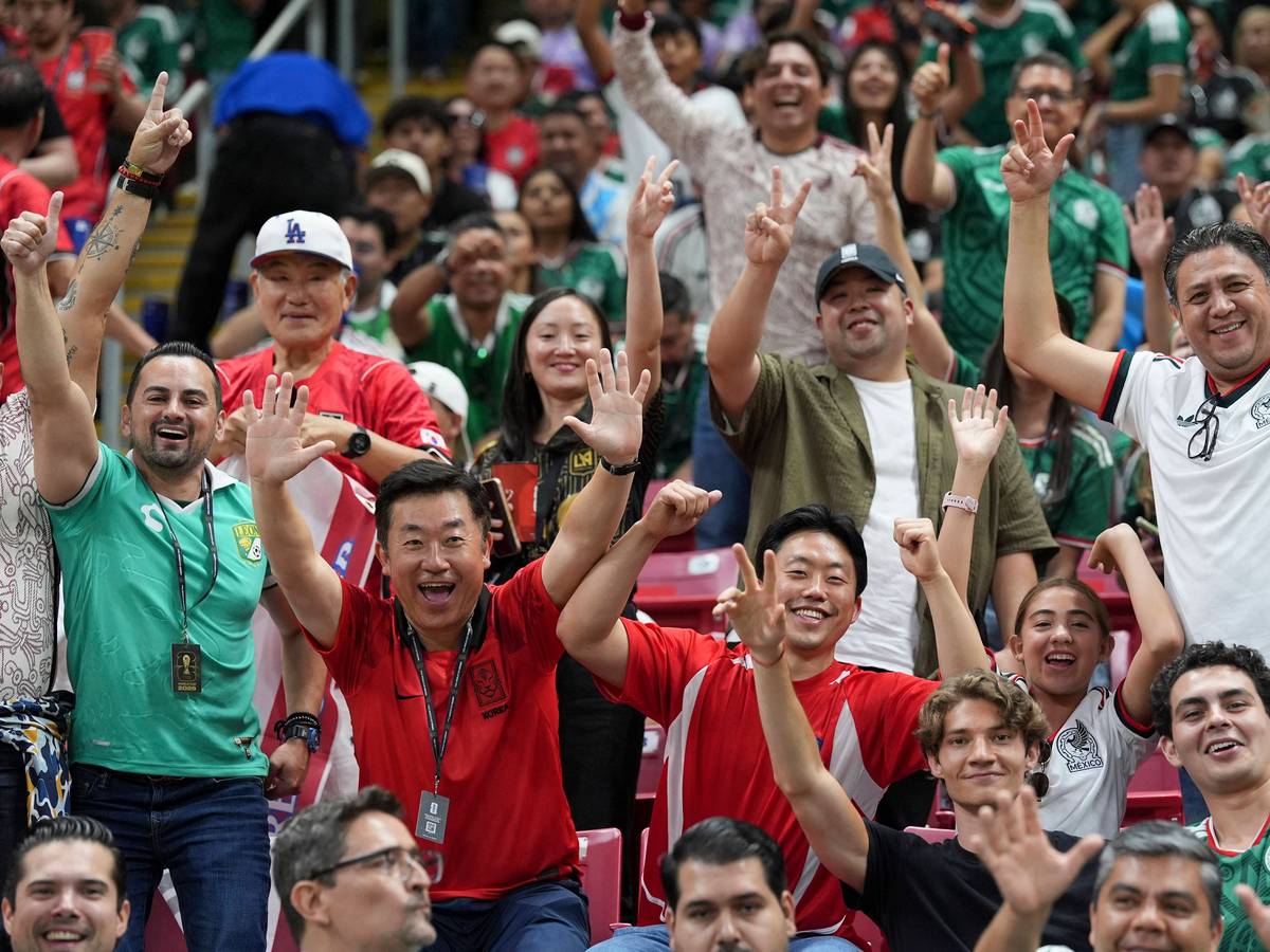 Beim WM-Spiel zwischen Südkorea und Tschechien jubeln Fans aus Korea und Mexiko gemeinsam.