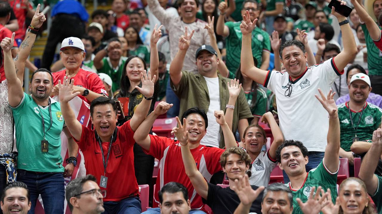 Beim WM-Spiel zwischen Südkorea und Tschechien jubeln Fans aus Korea und Mexiko gemeinsam.