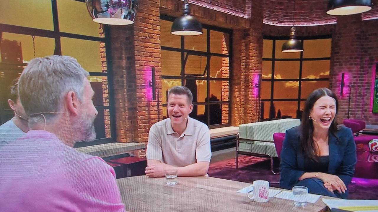 Laura Hofmann lacht im Breakfast Club von MagentaTV neben Patrick Ittrich und Micky Beisenherz.