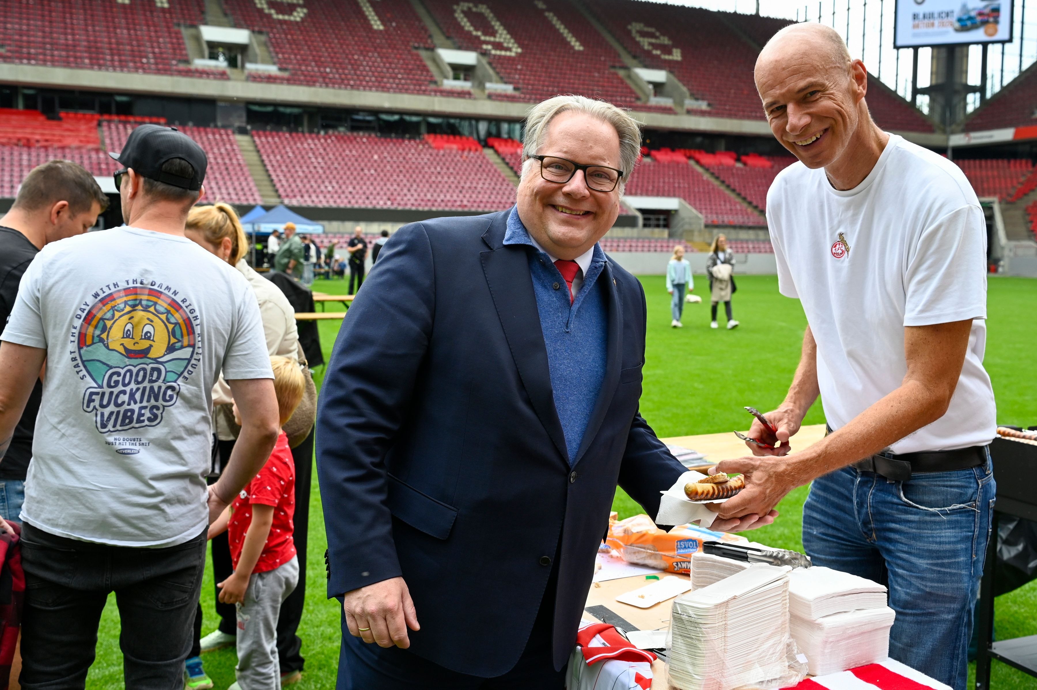 Lutz Schade und Jörn Stobbe beim Grillfest im Kölner Stadion.