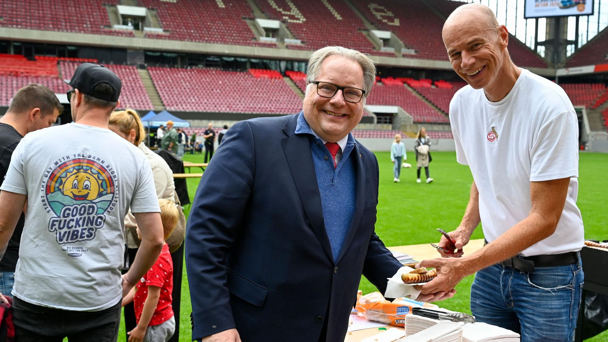 Lutz Schade und Jörn Stobbe beim Grillfest im Kölner Stadion.