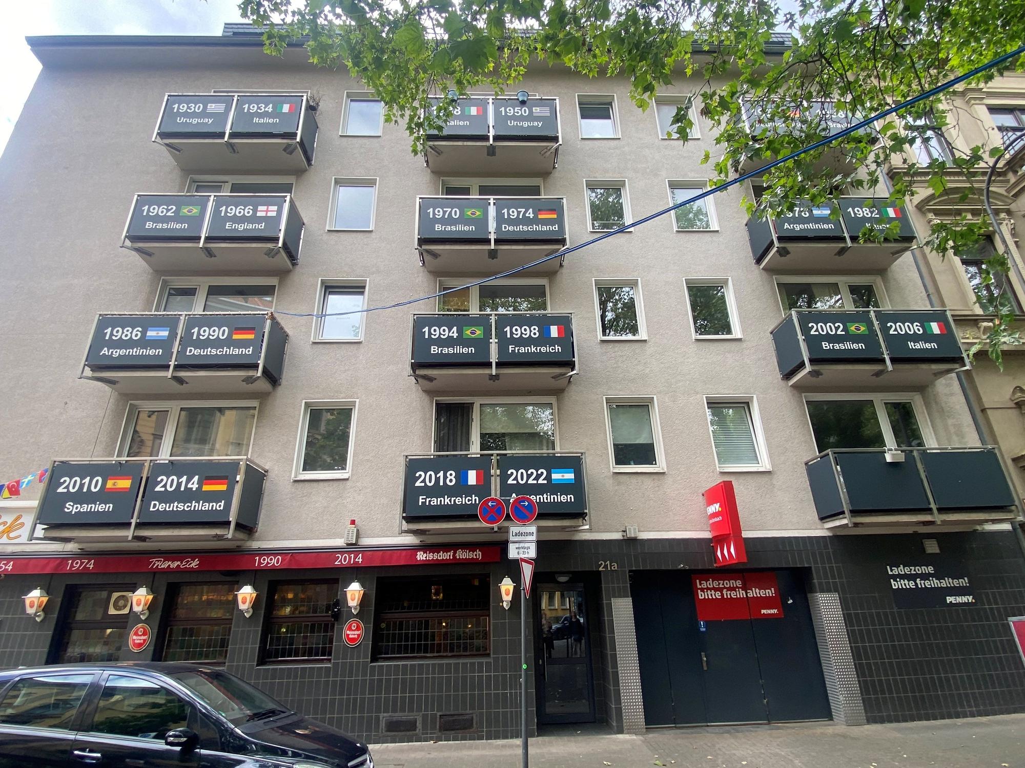Die WM-Balkone am Haus Trierer Straße 21.