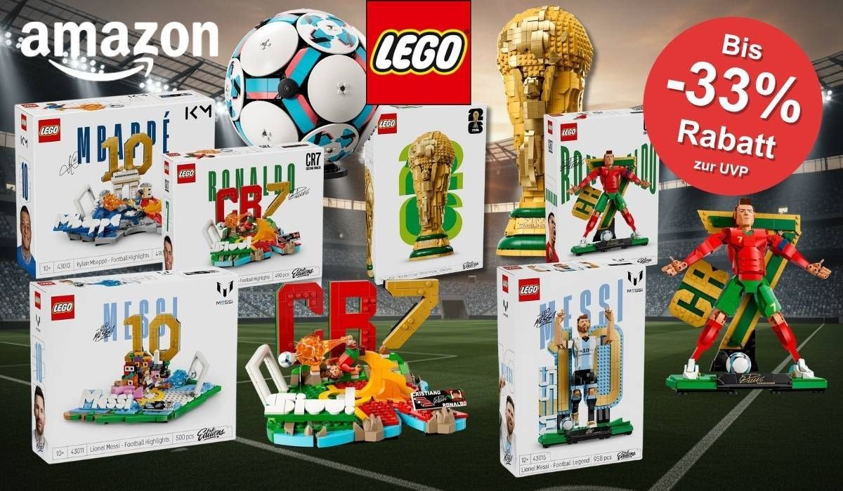 Collage mehrerer LEGO Editions Fußball-Sets im Amazon Sale vor Stadionhintergrund, darunter Mbappé Football Highlights (43013), Messi Football Highlights (43011), Cristiano Ronaldo Football Highlights (43012), Messi Football Legend (43015) sowie der goldene FIFA-WM-Pokal als LEGO-Modell – alle mit bis zu 33 Prozent Rabatt zur UVP.