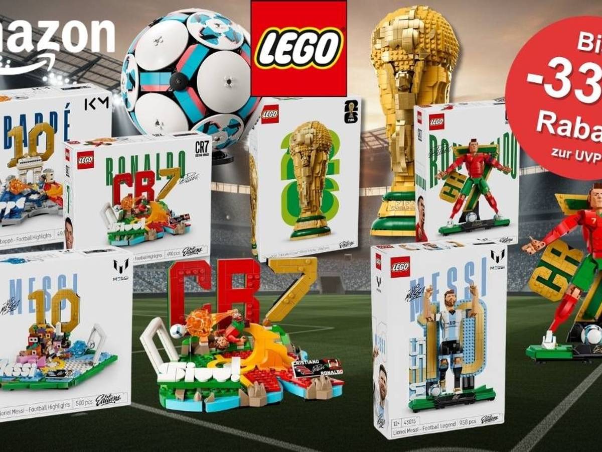 Collage mehrerer LEGO Editions Fußball-Sets im Amazon Sale vor Stadionhintergrund, darunter Mbappé Football Highlights (43013), Messi Football Highlights (43011), Cristiano Ronaldo Football Highlights (43012), Messi Football Legend (43015) sowie der goldene FIFA-WM-Pokal als LEGO-Modell – alle mit bis zu 33 Prozent Rabatt zur UVP.