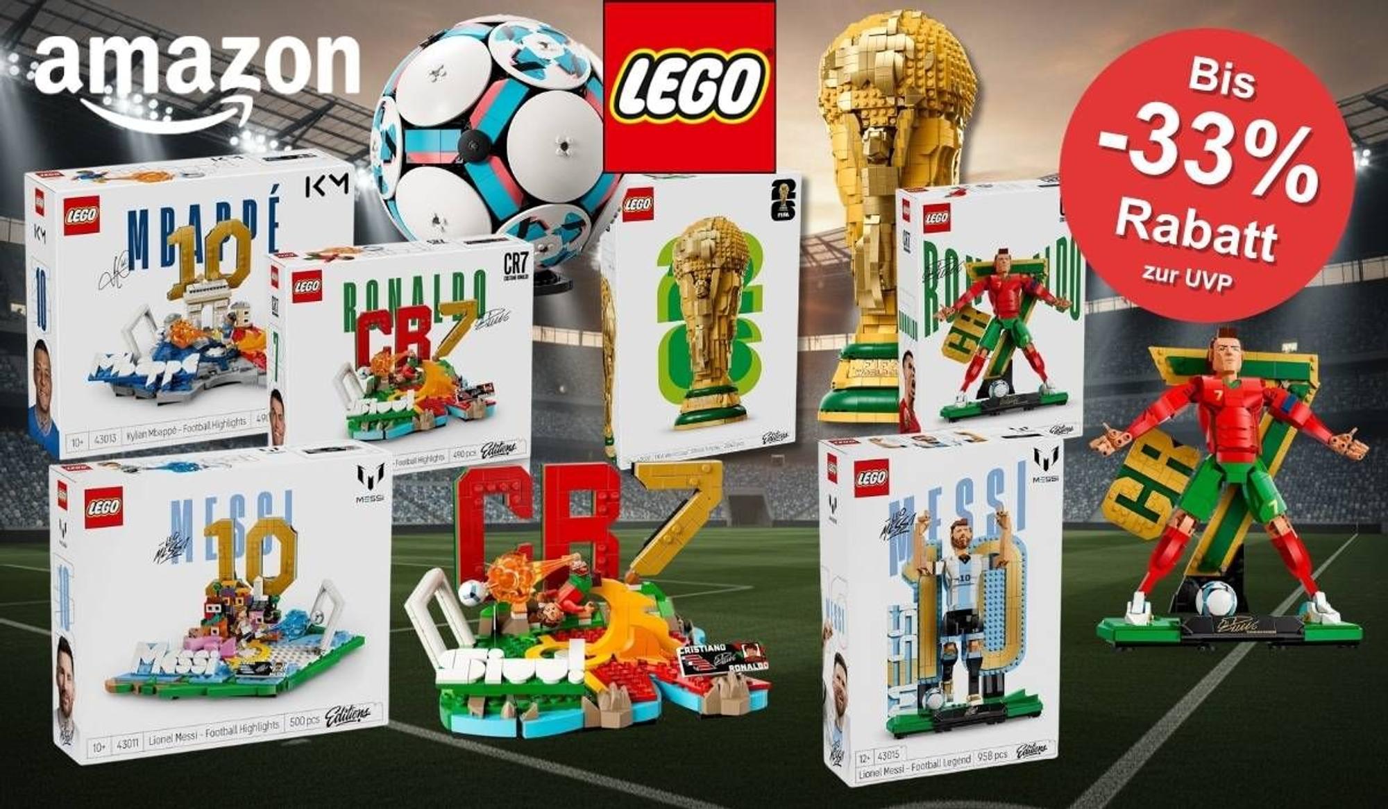 Collage mehrerer LEGO Editions Fußball-Sets im Amazon Sale vor Stadionhintergrund, darunter Mbappé Football Highlights (43013), Messi Football Highlights (43011), Cristiano Ronaldo Football Highlights (43012), Messi Football Legend (43015) sowie der goldene FIFA-WM-Pokal als LEGO-Modell – alle mit bis zu 33 Prozent Rabatt zur UVP.