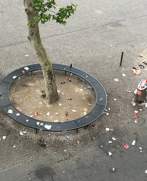 „Südstadtfest oder Müllfest“, fragt EXPRESS-Leserreporter Rasmus beim Blick auf den Chlodwigplatz am Sonntagmorgen.