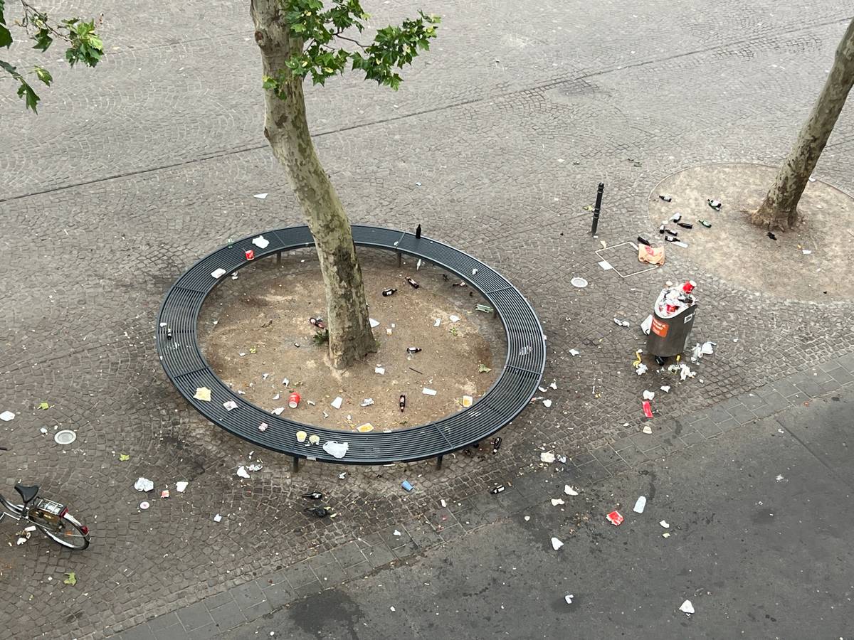„Südstadtfest oder Müllfest“, fragt EXPRESS-Leserreporter Rasmus beim Blick auf den Chlodwigplatz am Sonntagmorgen.
