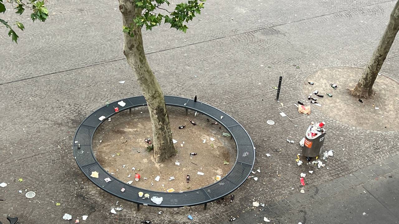 „Südstadtfest oder Müllfest“, fragt EXPRESS-Leserreporter Rasmus beim Blick auf den Chlodwigplatz am Sonntagmorgen.