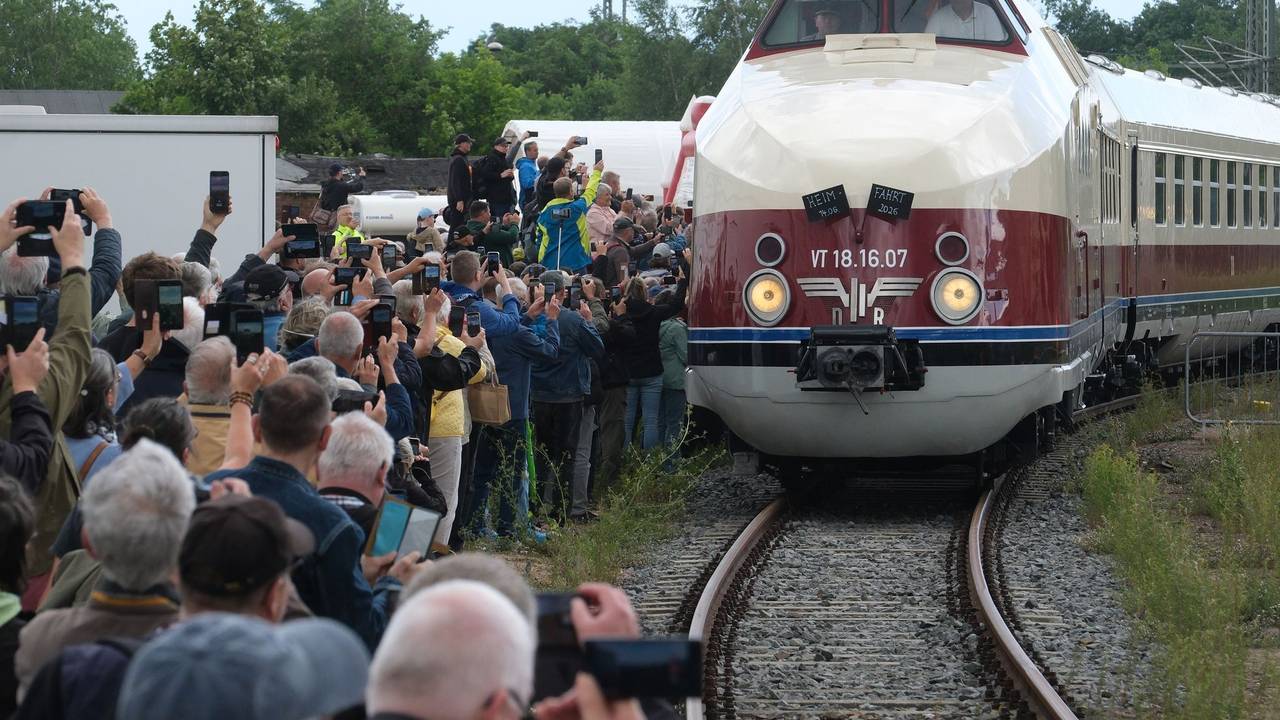 Ankunft des DDR-Prestigezuges VT 18.16 in Radebeul