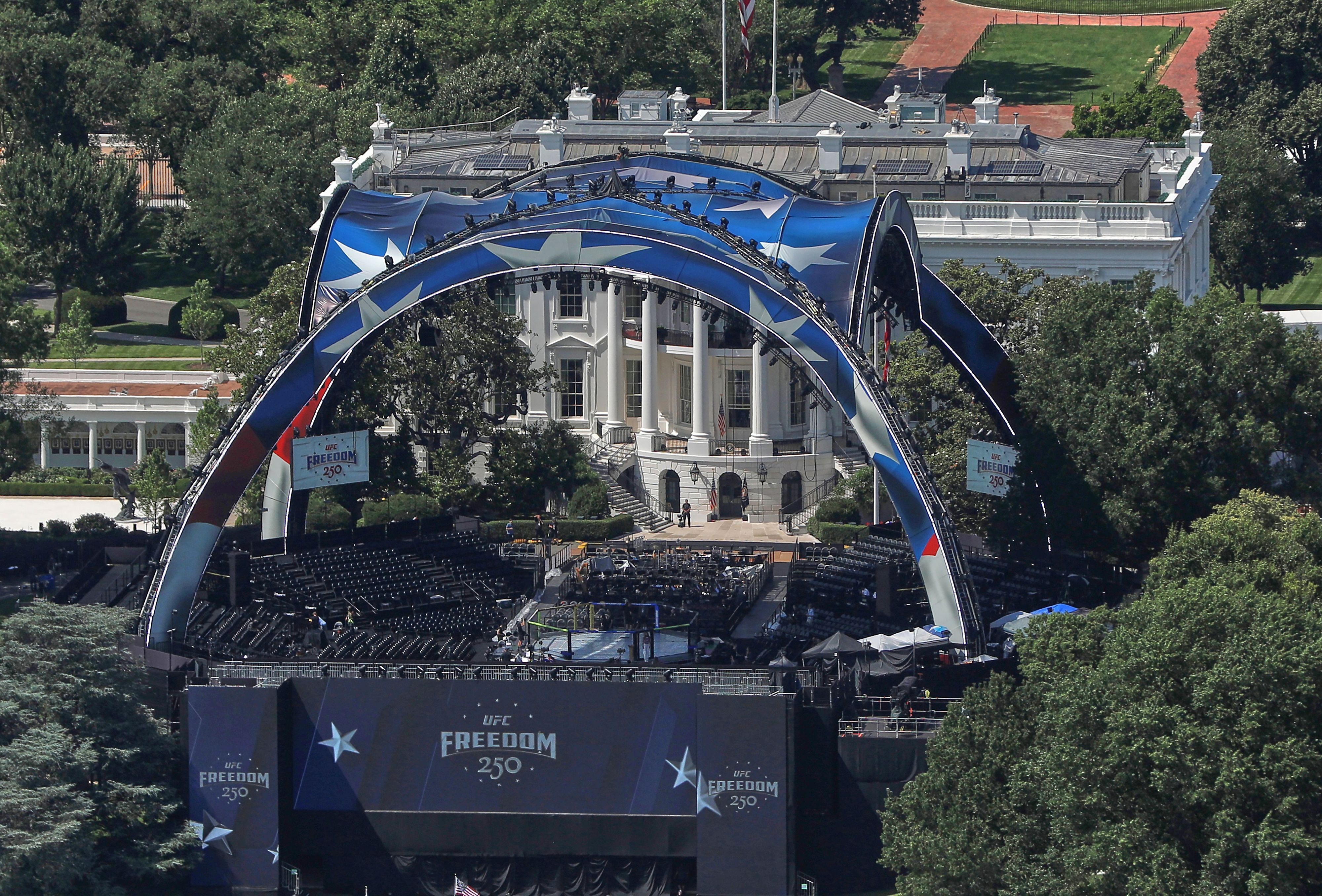 Auf dem Foto ist die Arena für die Kämpfe der UFC Freedom 250 auf dem South Lawn des Weißen Hauses in Washington zu sehen.