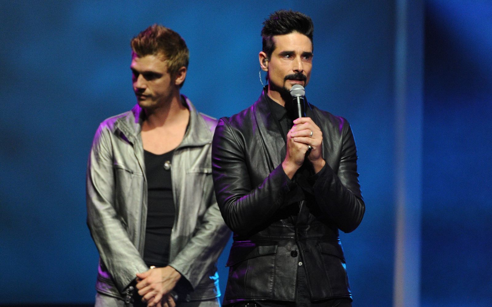 Generationskampf: Bei den Backstreet Boys mussten sich Oldie Kevin Richardson (rechts), und der acht Jahre jüngere Nick Carter erst zusammenraufen. (Bild: 2013 Getty Images/Kevin Winter)
