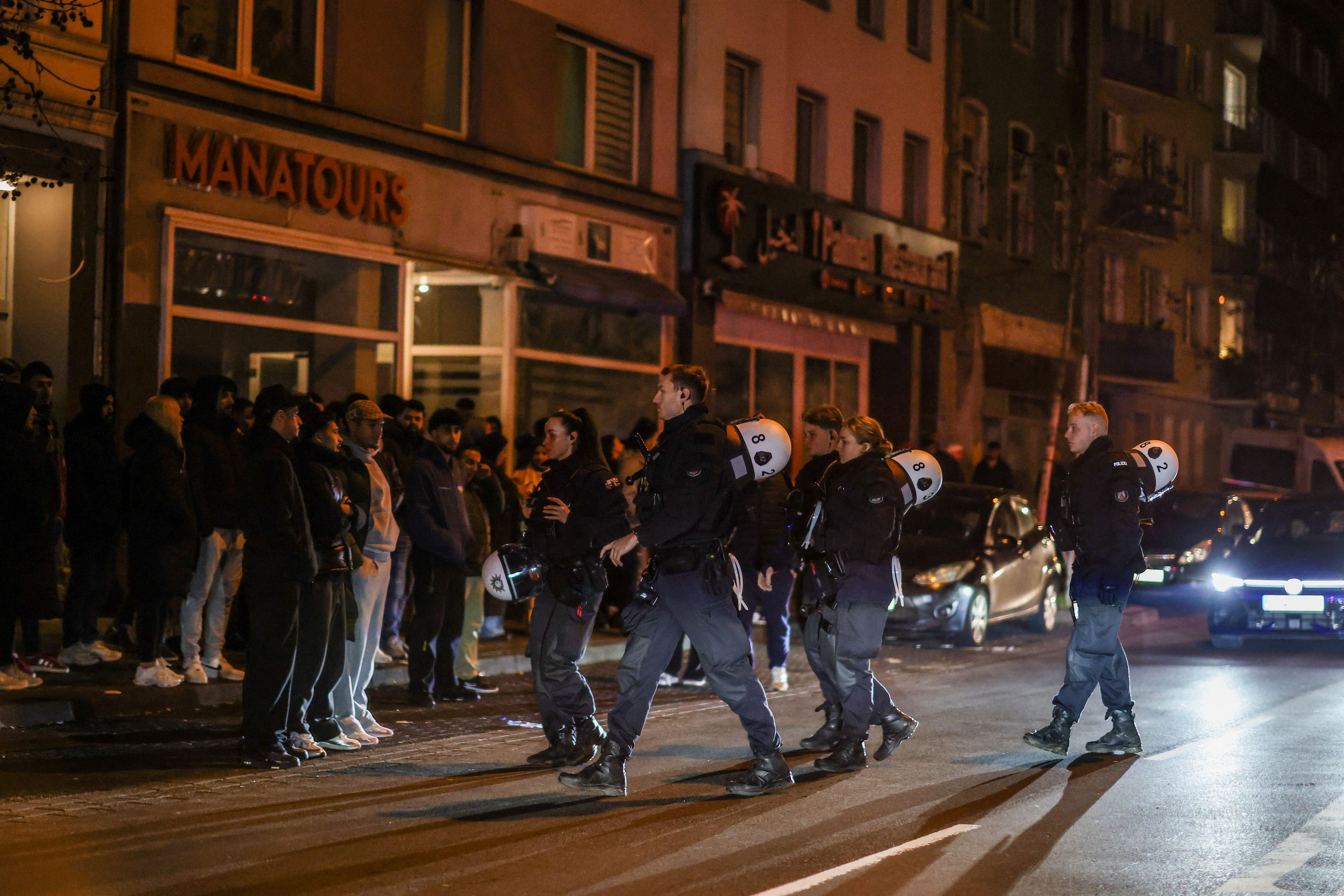 Polizeieinsatz in Oberbilk. Vermeintliche Fußball-Fans eskalierten. Das Symbolfoto zeigt einen ähnlichen Einsatz im Januar 2026 in Oberbilk.