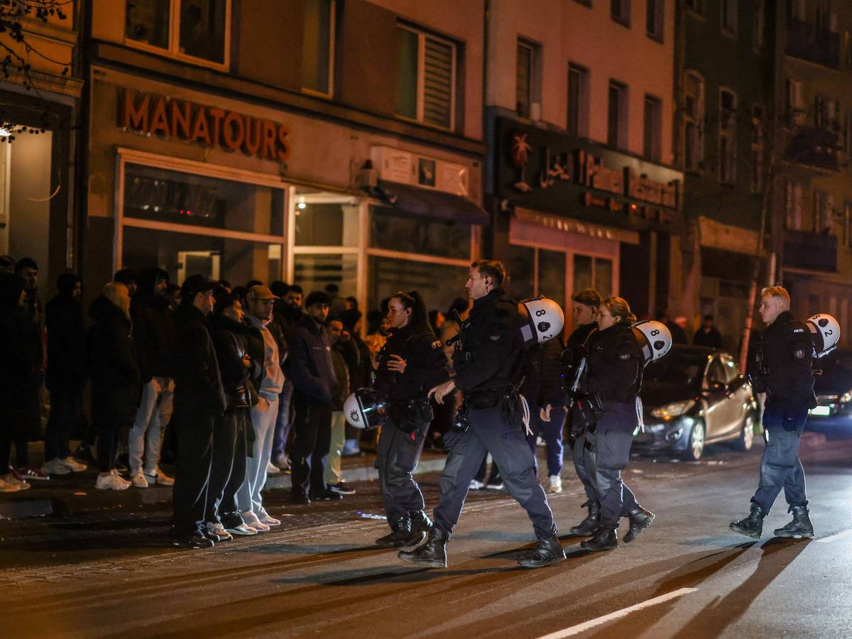 Polizeieinsatz in Oberbilk. Vermeintliche Fußball-Fans eskalierten. Das Symbolfoto zeigt einen ähnlichen Einsatz im Januar 2026 in Oberbilk.