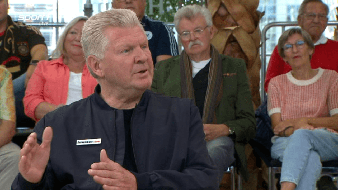 Stefan Effenberg gestikuliert am 14. Juni im Sport1-„Doppelpass“.