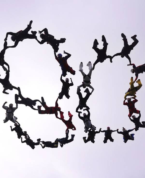 Fallschirmspringer gratulieren NRW zum 80. Geburtstag
