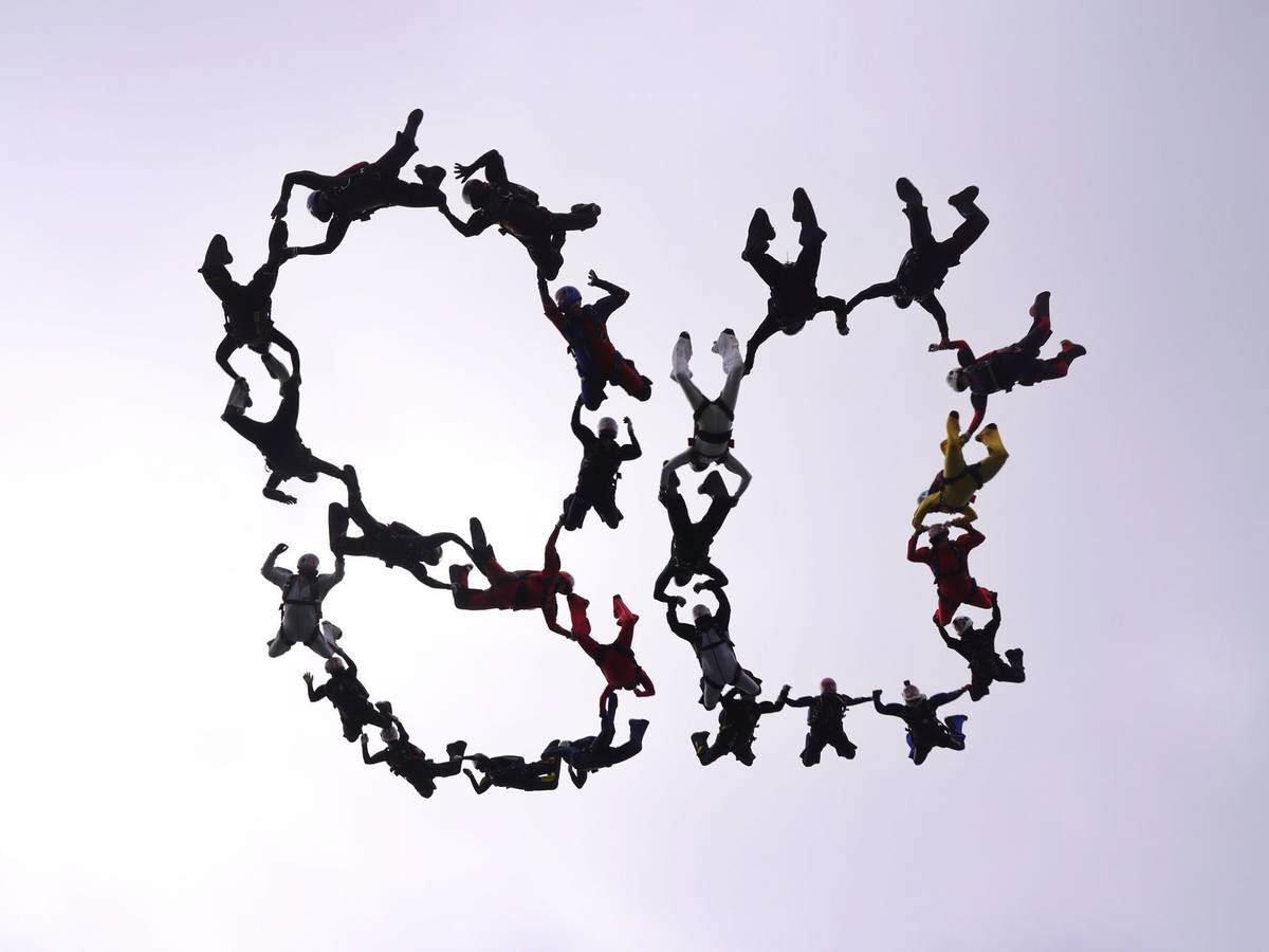 Fallschirmspringer gratulieren NRW zum 80. Geburtstag